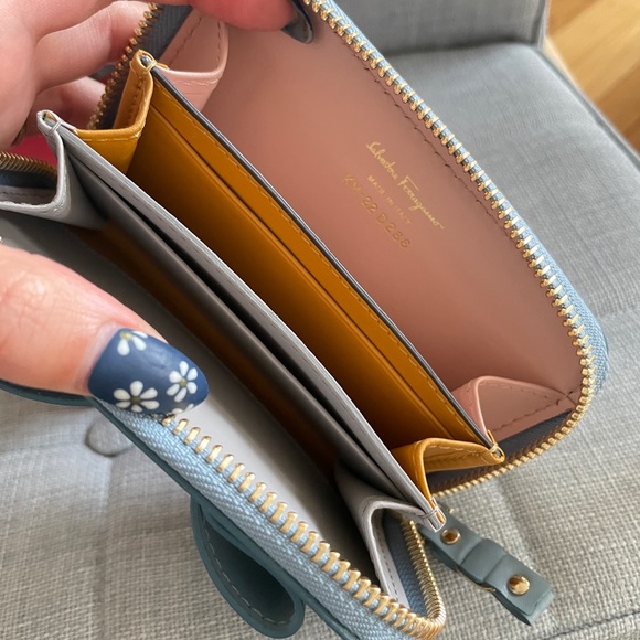 Salvatore Ferragamo Bow Cardholder - Picture 7 of 10